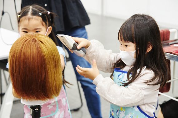 目指せ、未来の理美容師！<br />
約30組親子がヘアカット＆オリジナルシャンプーづくりを満喫<br />
