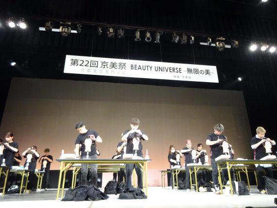 学生らしいパワー全開のパフォーマンスステージを披露