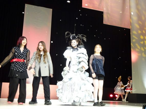 学生らしいパワー全開のパフォーマンスステージを披露